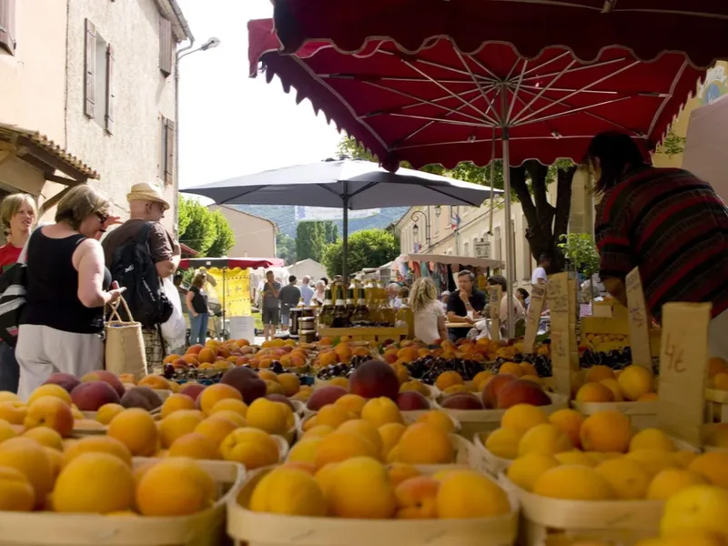 Markt in Montbrun-les-Bains zaterdagochtend